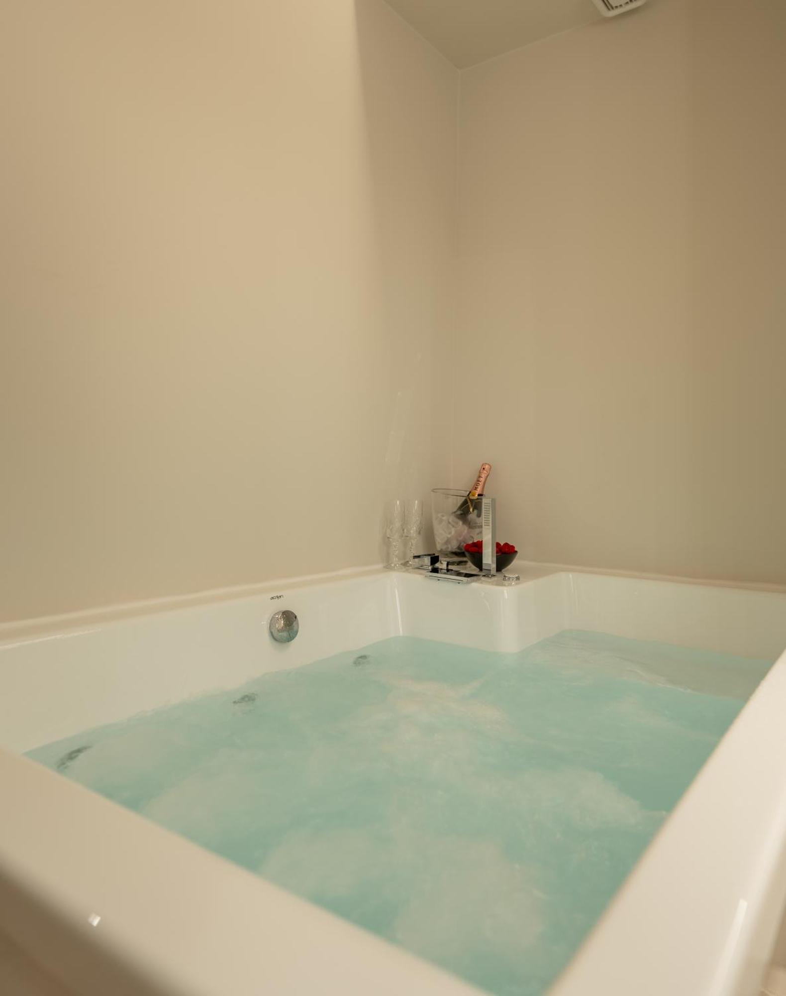 Derouse Othon With Hydromassage Jacuzzi Apartment